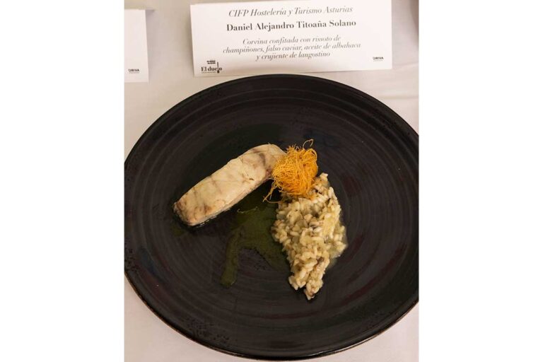 CIFP Hostelería y Turismo Asturias, Daniel Alejandro Titoaña Solano, Corvina confitada con risotto de champiñones, falso caviar, aceite de albahaca y crujiente de langostino