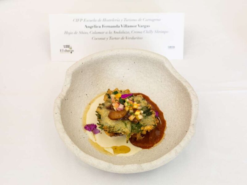 Hoja de Shiso, Calamar a la Andaluza, Crema Chilly Shrimps-Coconut y Tartar de Verduritas, Angélica Fernanda Villamor Vargas, CIFP Hostelería y Turismo de Cartagena