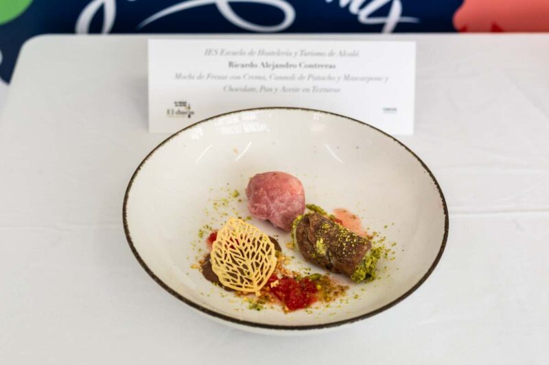 Mochi de Fresas con Crema, Cannnoli de Pistacho y Mascarpone y Chocolate, Pan y Aceite en Texturas, Ricardo Alejandro Contreras, IES Escuela de Hostelería y Turismo de Alcalá de Henares