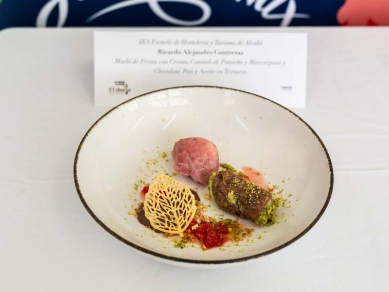 Mochi de Fresas con Crema, Cannnoli de Pistacho y Mascarpone y Chocolate, Pan y Aceite en Texturas, Ricardo Alejandro Contreras, IES Escuela de Hostelería y Turismo de Alcalá de Henares